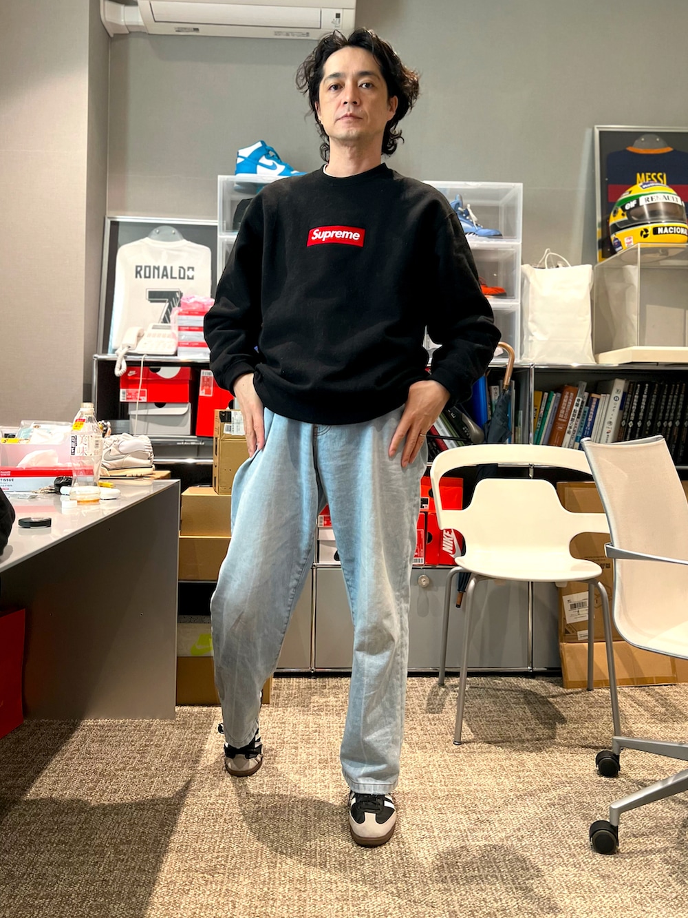 ブラック系のスウェット、ブルー系のデニムパンツ、ブラック系のスニーカーを着用したメンズの春コーディネートの2枚目の写真