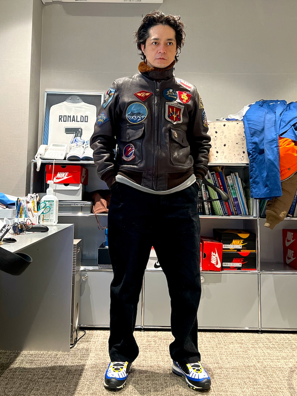 「冬コーデ、冬、g1、トップガン、TOPGUN、ミリタリー、黒パンツ、スニーカー、NIKE」｜「AVIREXのアイテム（ジャケット/アウター、ブラウン系）」を使った、Ｔさん（メンズ・177cm）の冬コーディネートの2枚目の写真