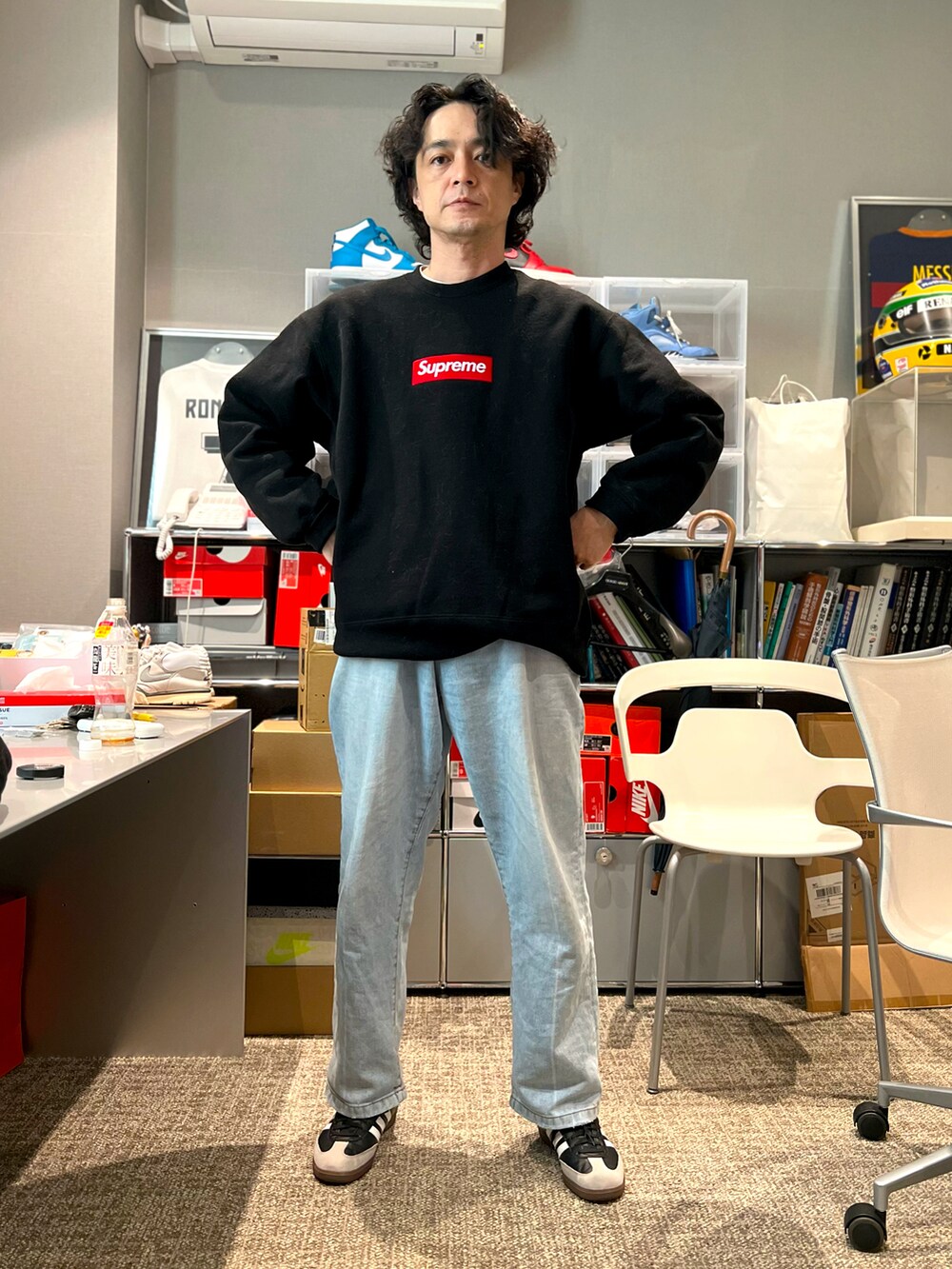 ブラック系のスウェット、ブルー系のデニムパンツ、ブラック系のスニーカーを着用したメンズの春コーディネートの3枚目の写真