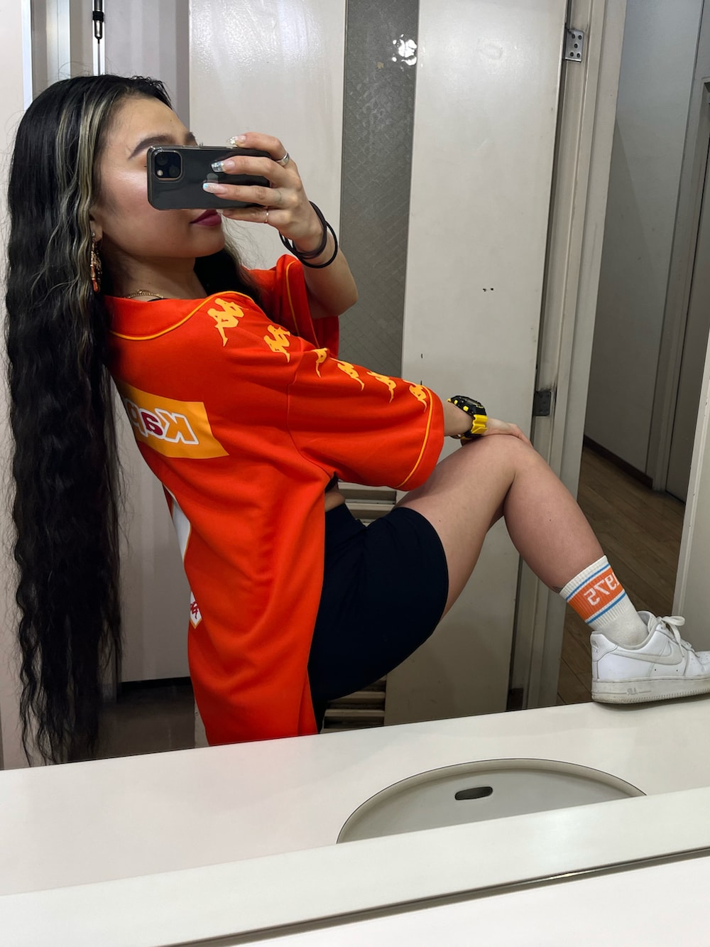 オレンジ系のシャツ/ブラウスを着用したレディースの夏コーディネートの3枚目の写真