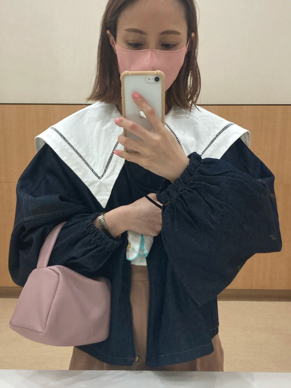 ホワイト系のシャツ/ブラウス、ブルー系のデニムジャケットを着用したレディースの春コーディネートの2枚目の写真