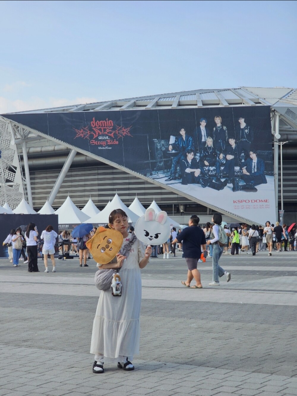 ベージュ系のTシャツ/カットソー、ホワイト系のワンピース、シルバー系のバッグを着用したレディースの秋コーディネートの2枚目の写真