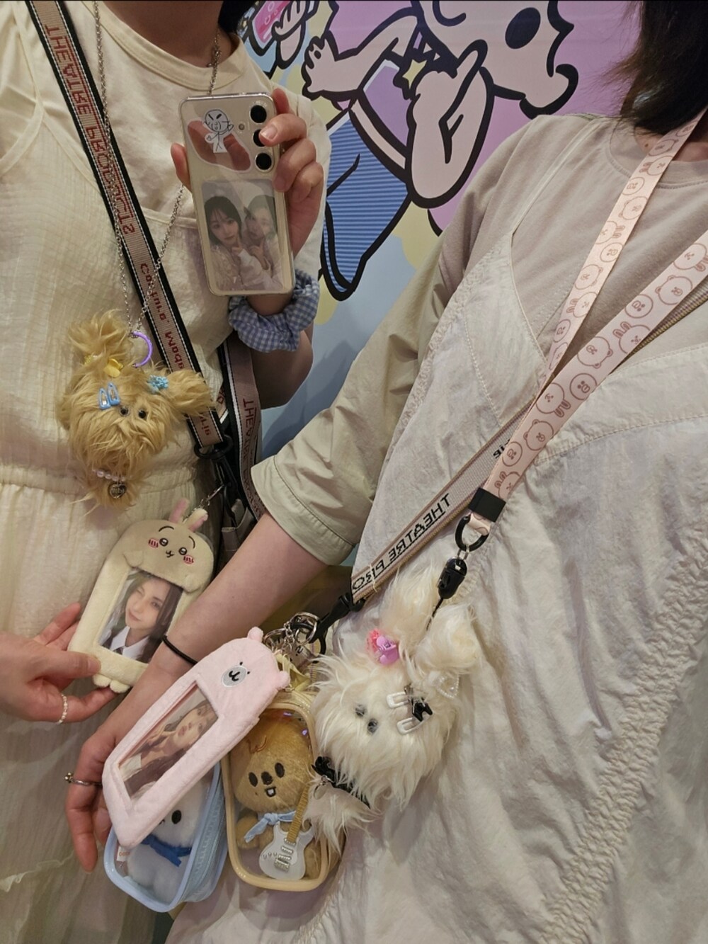 イエロー系のトップス、ベージュ系のスカート、ホワイト系のスニーカーを着用したレディースの夏コーディネートの2枚目の写真