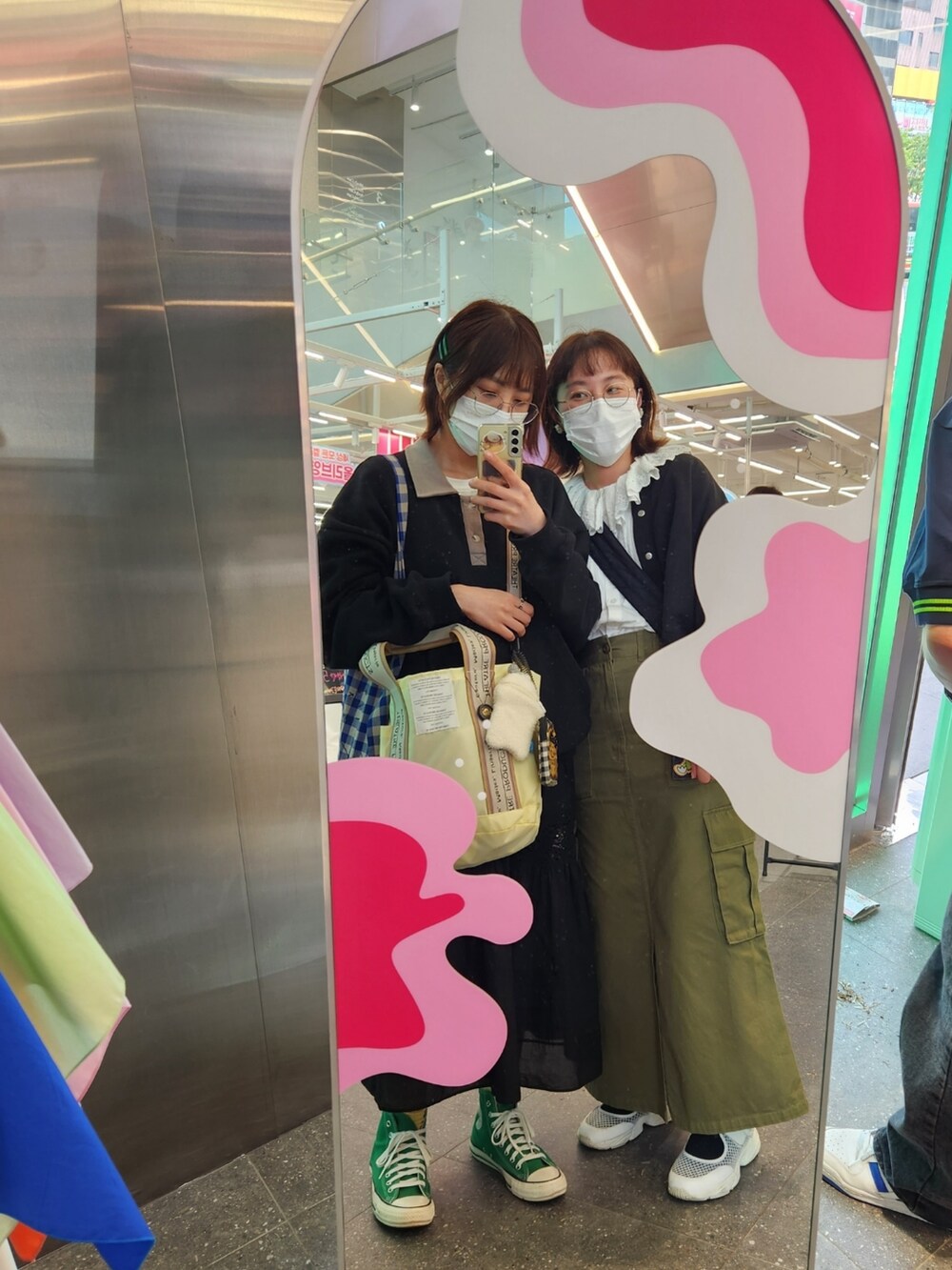 ホワイト系のシャツ/ブラウス、グレー系のカーディガン/ボレロ、グリーン系のスカートを着用したレディースの春コーディネートの2枚目の写真