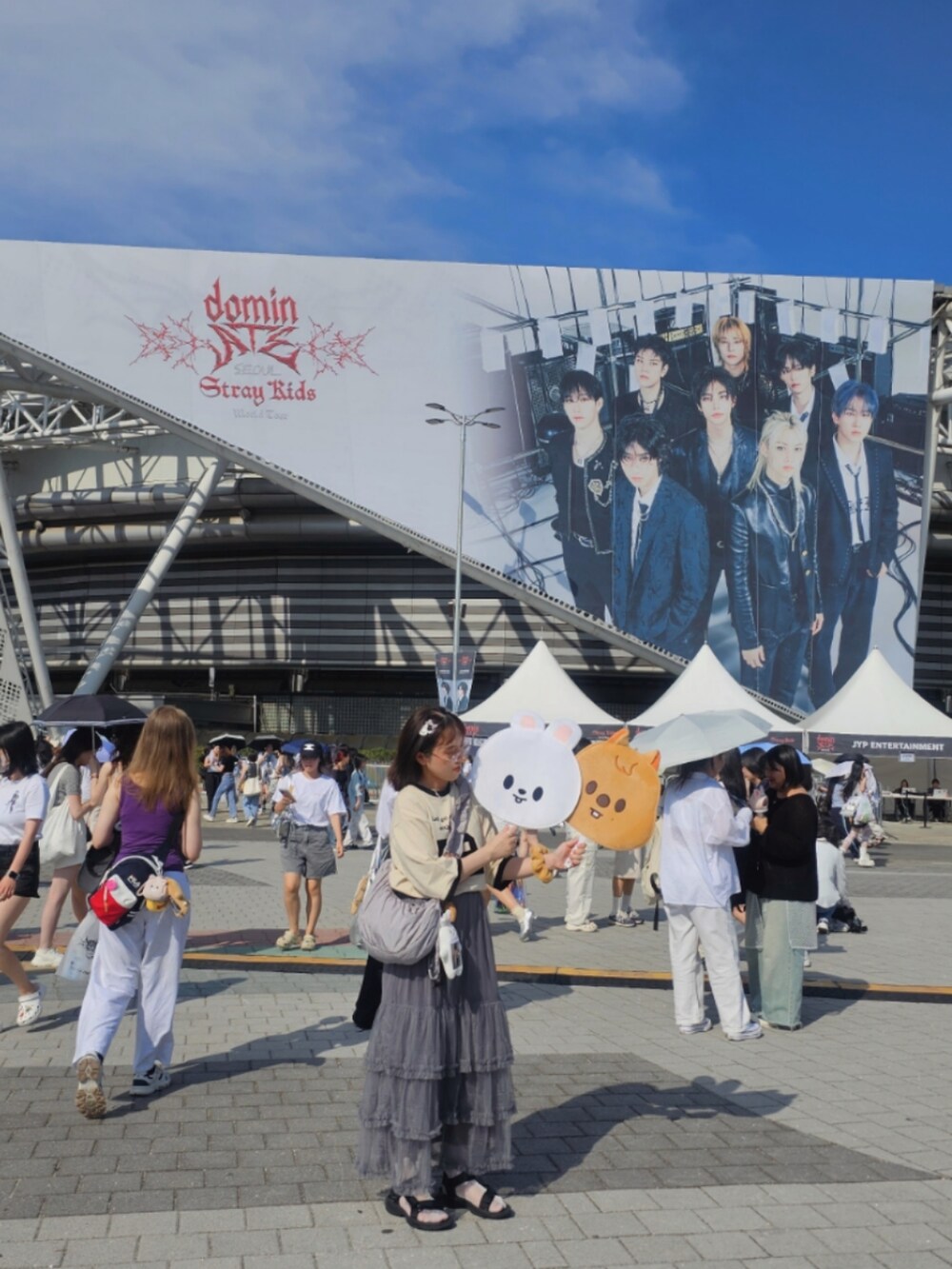 ブラック系のTシャツ/カットソー、グレー系のスカート、シルバー系のバッグを着用したレディースの秋コーディネートの2枚目の写真