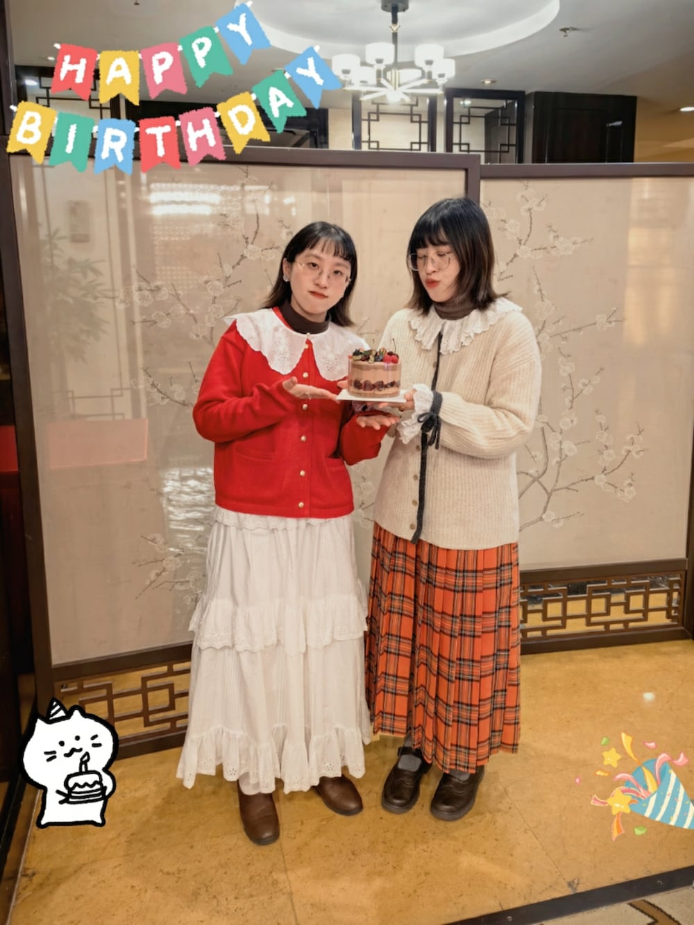 レッド系のカーディガン/ボレロ、ホワイト系のスカート、ブラウン系のシューズを着用したレディースの冬コーディネートの2枚目の写真