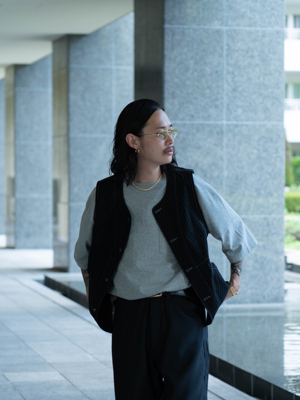 ブラック系のベスト、ブラック系のTシャツ/カットソー、ブラック系のパンツを着用したメンズの夏コーディネートの4枚目の写真