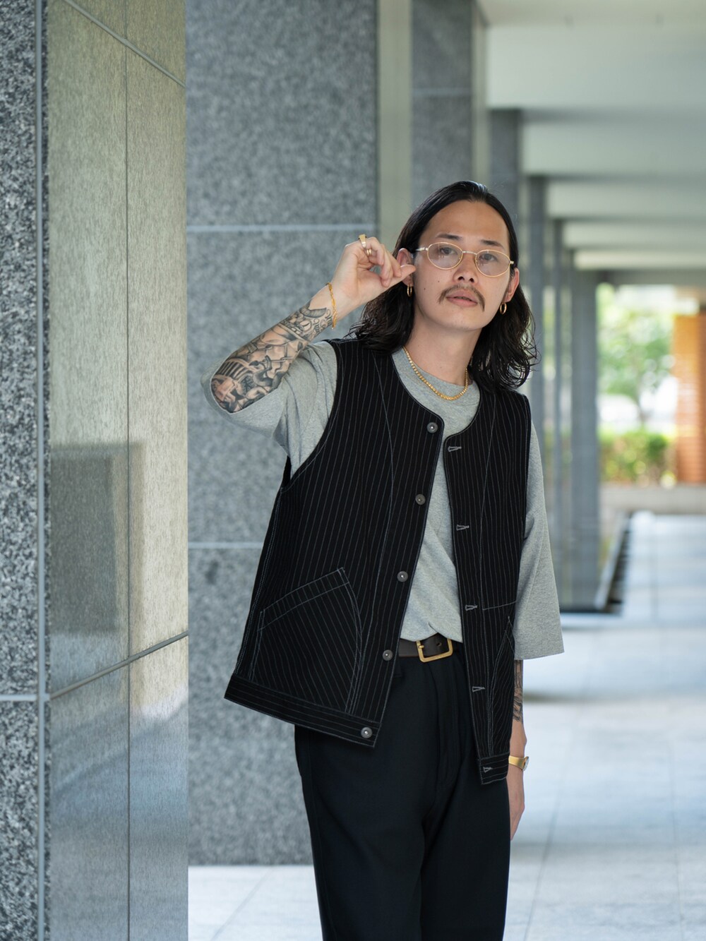 ブラック系のベスト、ブラック系のTシャツ/カットソー、ブラック系のパンツを着用したメンズの夏コーディネートの2枚目の写真