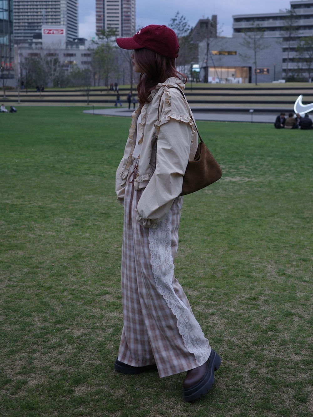 ベージュ系のノーカラージャケット、ベージュ系のその他パンツ、ブラウン系のブーツを着用したレディースの春コーディネートの2枚目の写真