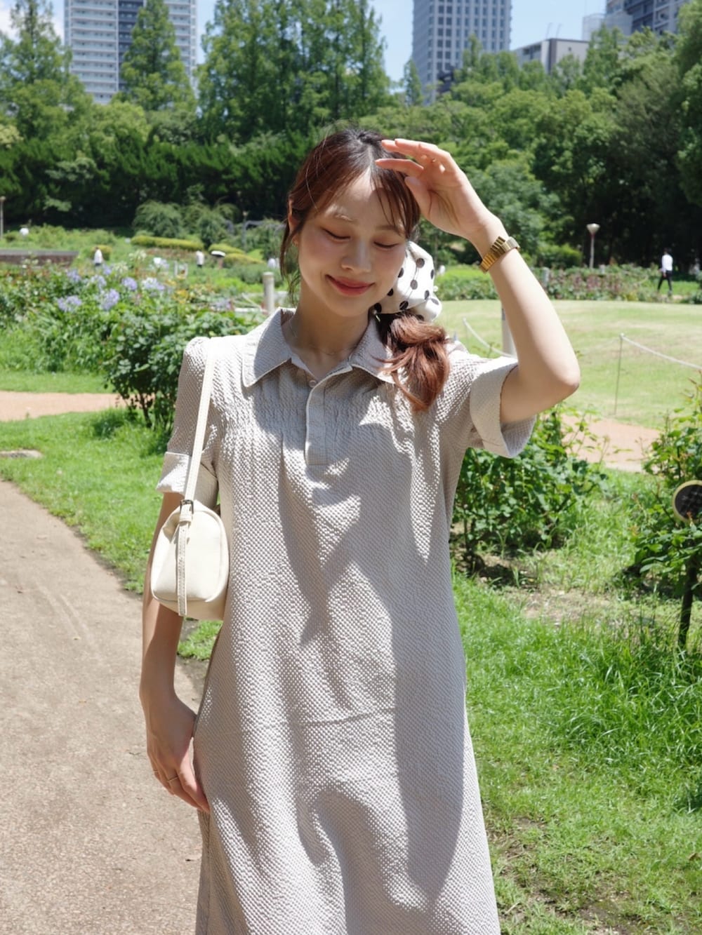 ベージュ系のワンピース、ベージュ系のサンダル、ベージュ系のショルダーバッグを着用したレディースの夏コーディネートの2枚目の写真