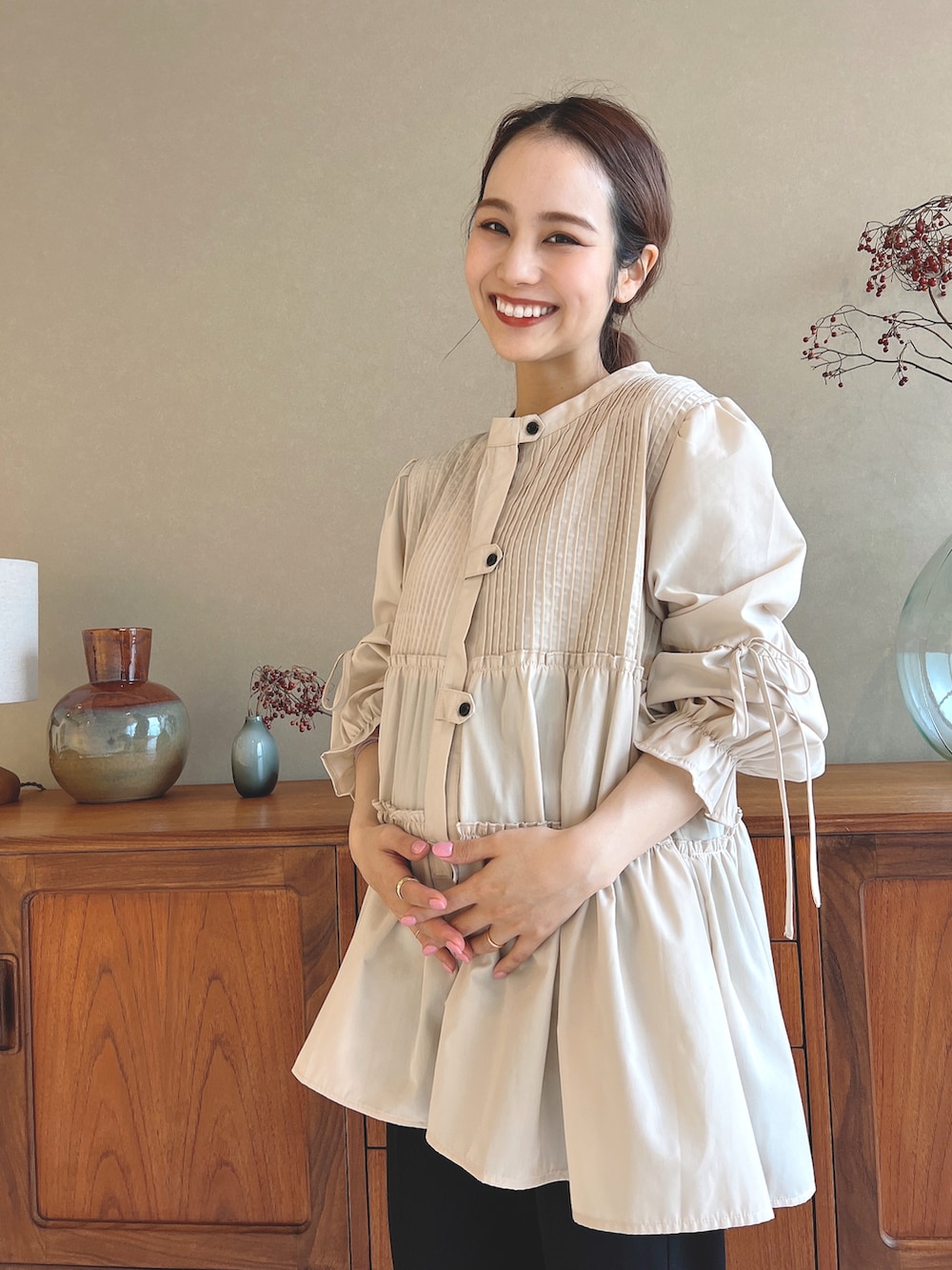 ベージュ系のシャツ/ブラウス、ブラック系のその他パンツを着用したレディースの春コーディネートの2枚目の写真