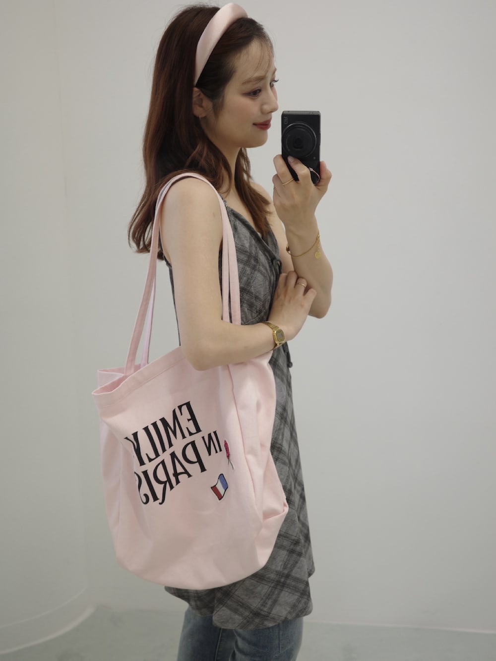 シルバー系のサンダル、グレー系のワンピース、ブルー系のデニムパンツを着用したレディースの夏コーディネートの2枚目の写真