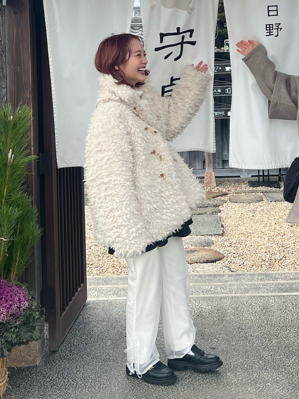 ホワイト系のその他パンツ、ブラック系のローファー、ブラック系のシャツ/ブラウスを着用したレディースの冬コーディネートの2枚目の写真