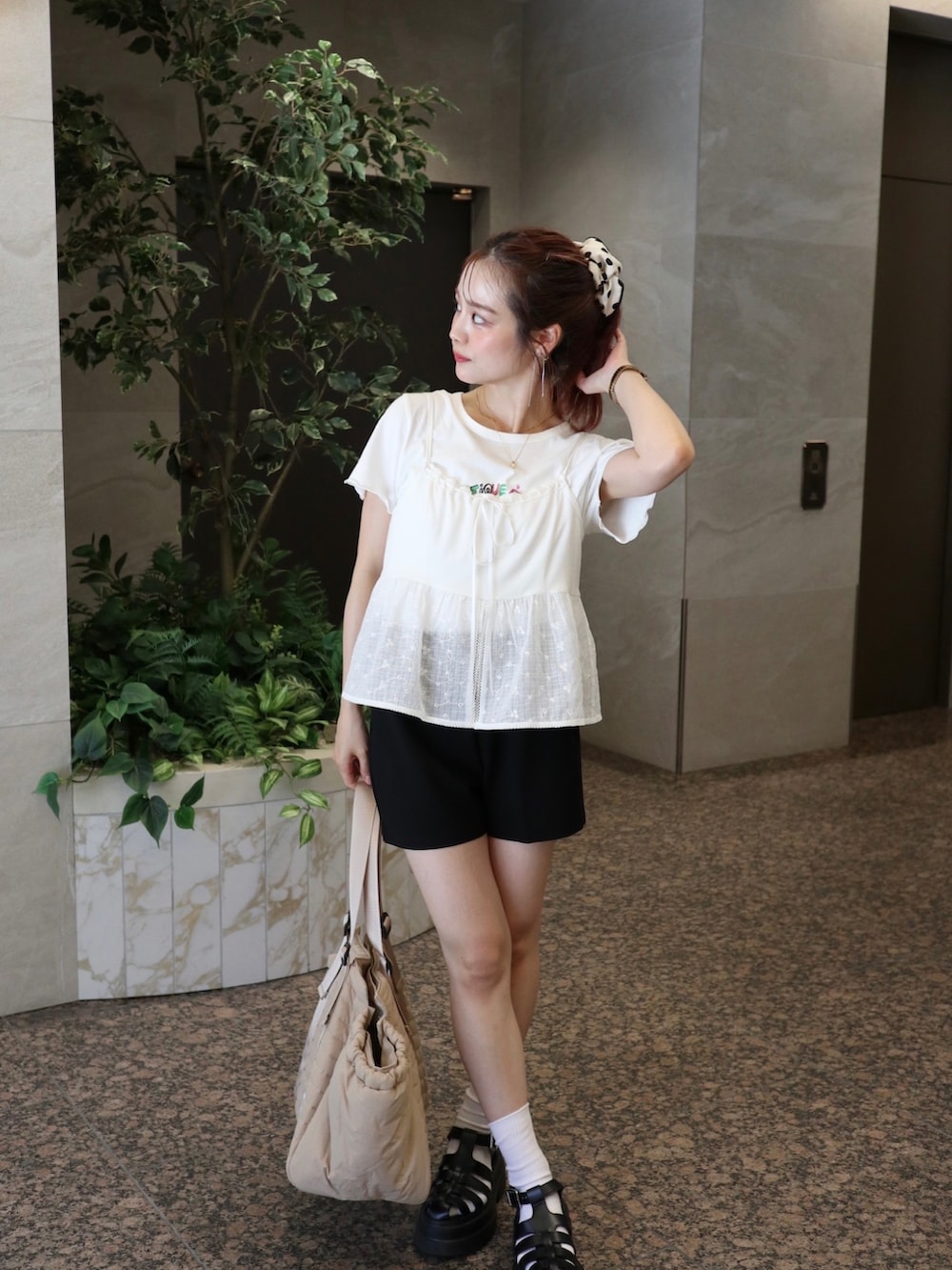 ブラック系のサンダル、ブラック系のその他パンツ、ホワイト系のキャミソールを着用したレディースの夏コーディネートの3枚目の写真