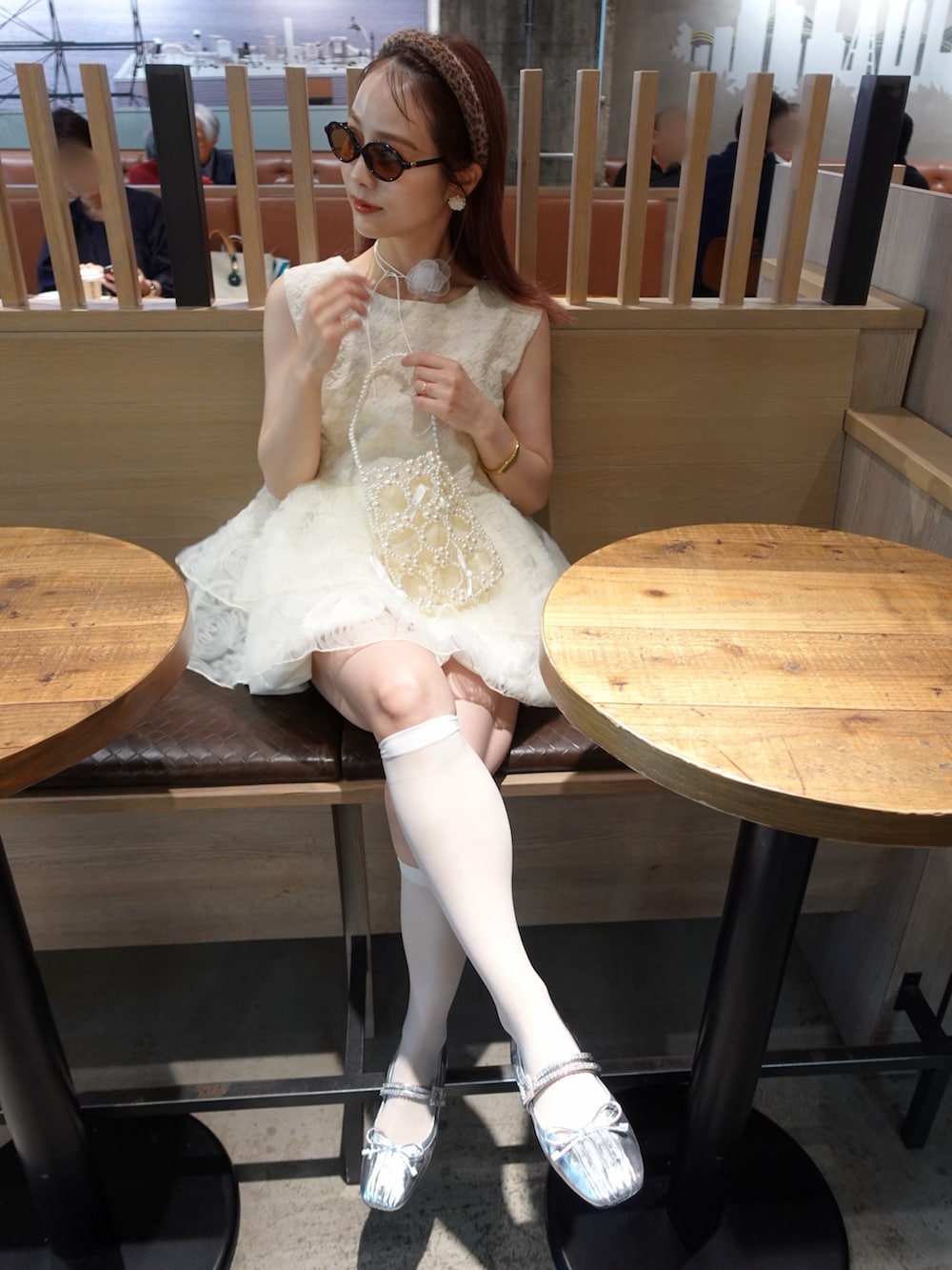 「シンプル、大人かわいい、大人コーデ、150cm台コーデ、ミニバッグ、ガーリーコーデ、大人ガーリー、レーススカート、チュニック、ハイソックス、パンプス、パンプス×靴下、ガーリー、ホワイトコーデ、レオパード」｜「jumelleのmix tiered tunic（チュニック、ベージュ系）」を使った、安中亜美さん（レディース・149cm）の夏コーディネートの3枚目の写真