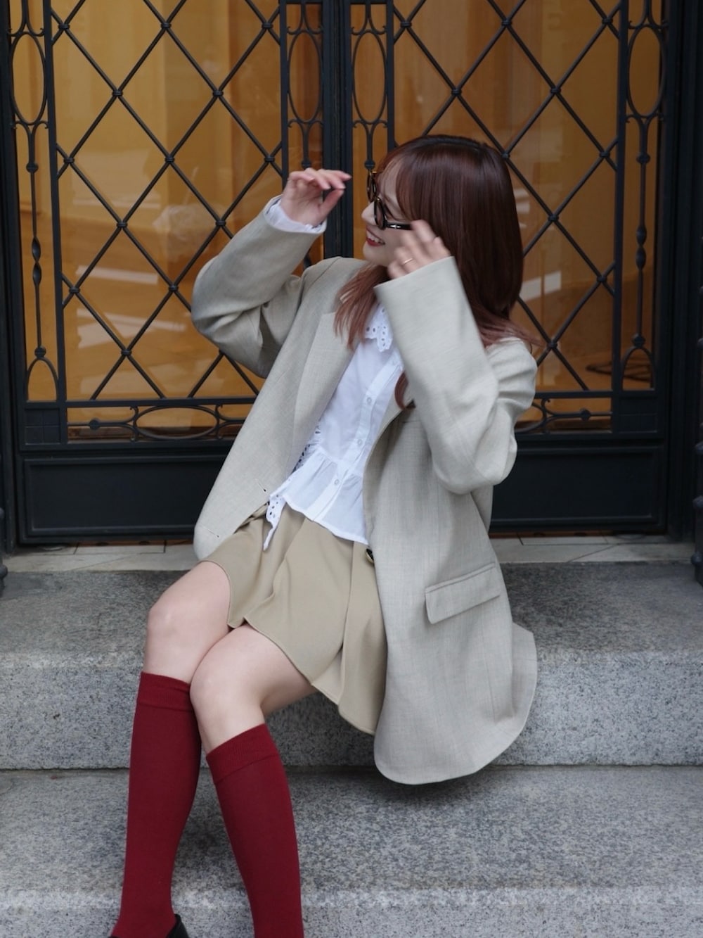 ホワイト系のテーラードジャケット、ベージュ系のスカート、ホワイト系のシャツ/ブラウスを着用したレディースの冬コーディネートの2枚目の写真