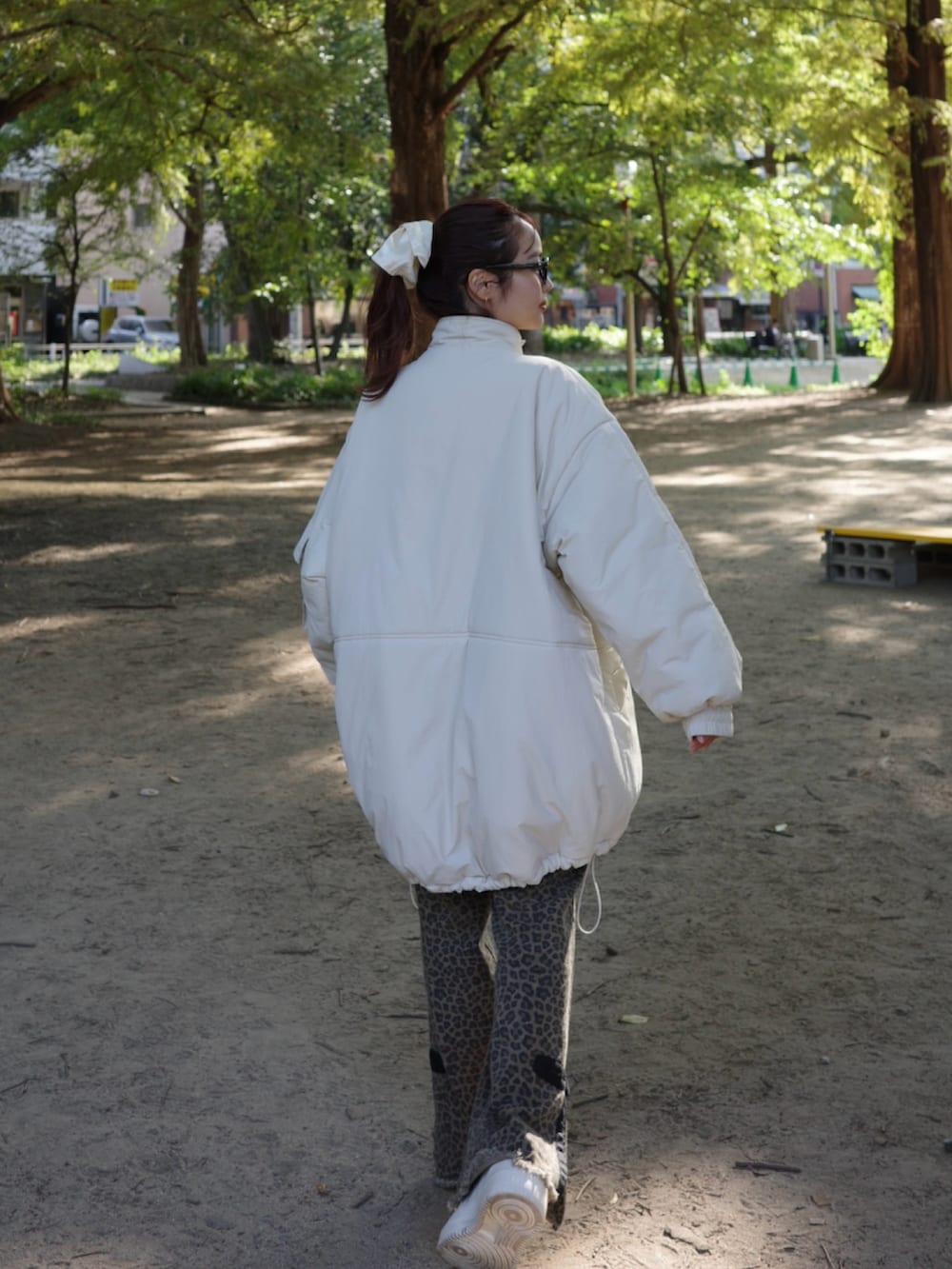 ベージュ系のダウンジャケット/コート、その他のパンツ、ホワイト系のスニーカーを着用したレディースの秋コーディネートの3枚目の写真