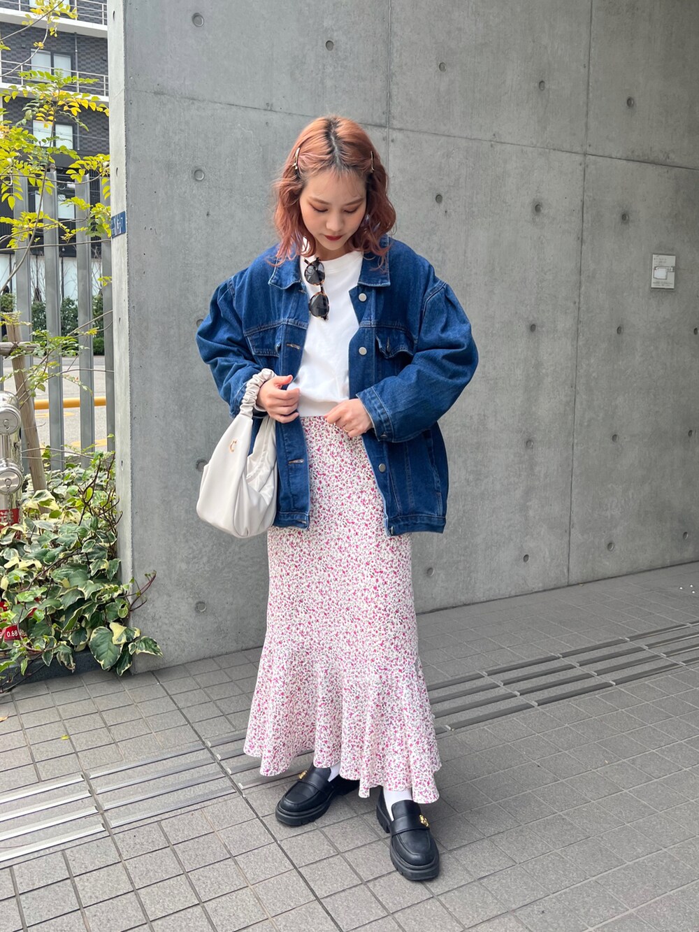 ホワイト系のTシャツ/カットソー、ピンク系のスカート、ブラック系のローファーを着用したレディースの春コーディネートの2枚目の写真