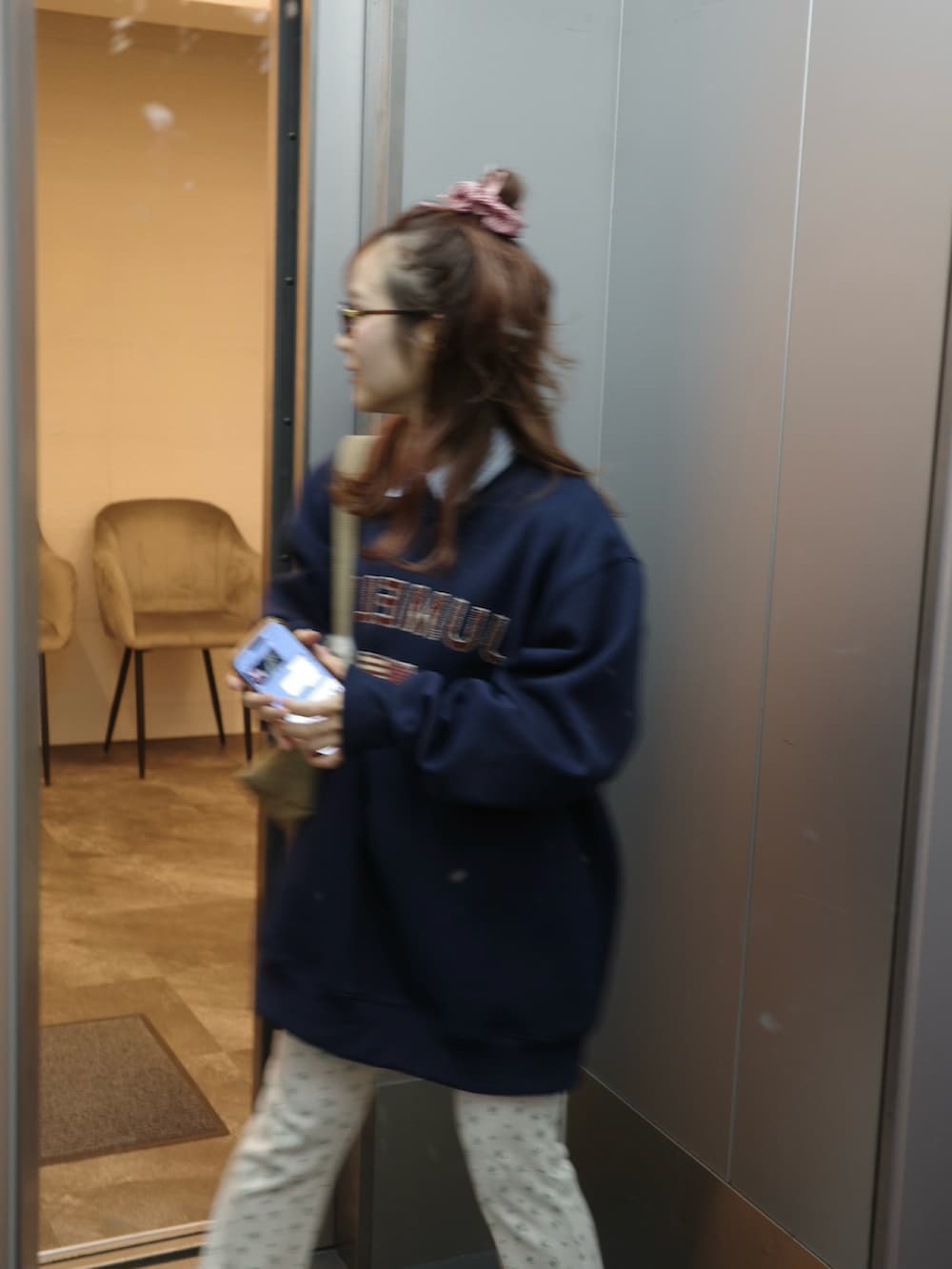 ブルー系のスウェット、ホワイト系のその他パンツ、ベージュ系のブーツを着用したレディースの冬コーディネートの2枚目の写真