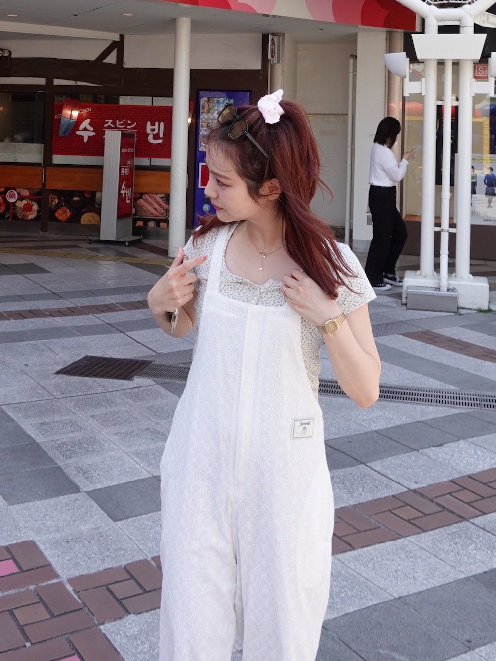 ホワイト系のサロペット/オーバーオール、ホワイト系のTシャツ/カットソー、ブラウン系のスニーカーを着用したレディースの春コーディネートの3枚目の写真
