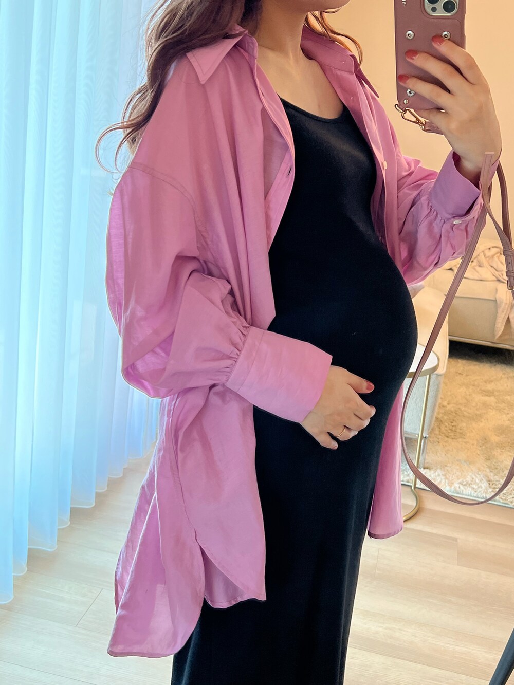 ブラック系のワンピース、ピンク系のシャツ/ブラウス、ホワイト系のルームシューズ/スリッパを着用したレディースの夏コーディネートの2枚目の写真