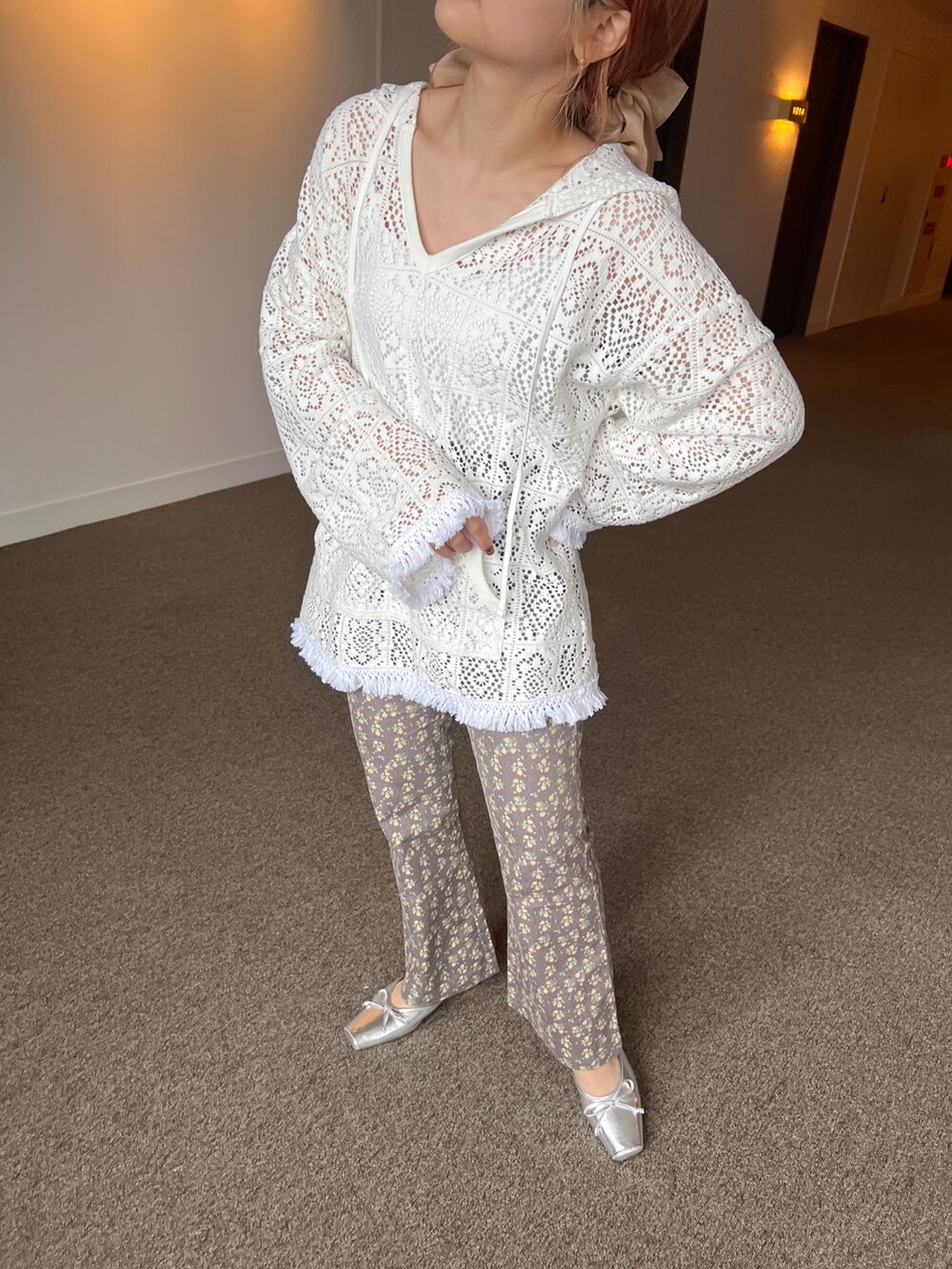 ホワイト系のパーカー、ブラウン系のその他パンツ、シルバー系のパンプスを着用したレディースの春コーディネートの2枚目の写真