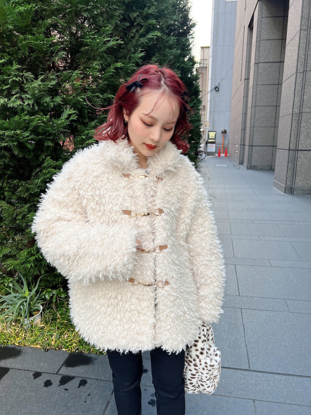 ベージュ系のジャケット/アウター、ブラック系のデニムパンツ、ブラウン系のパンプスを着用したレディースの冬コーディネートの2枚目の写真