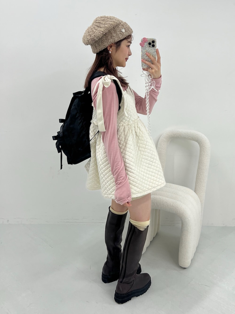 ホワイト系のその他トップス、ピンク系のTシャツ/カットソー、ブラウン系のブーツを着用したレディースの冬コーディネートの2枚目の写真