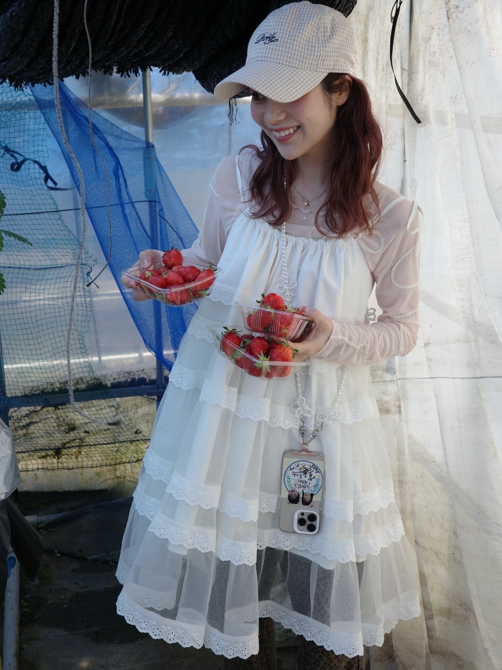 ホワイト系のワンピース、ピンク系のTシャツ/カットソー、ブラック系のブーツを着用したレディースの春コーディネートの2枚目の写真