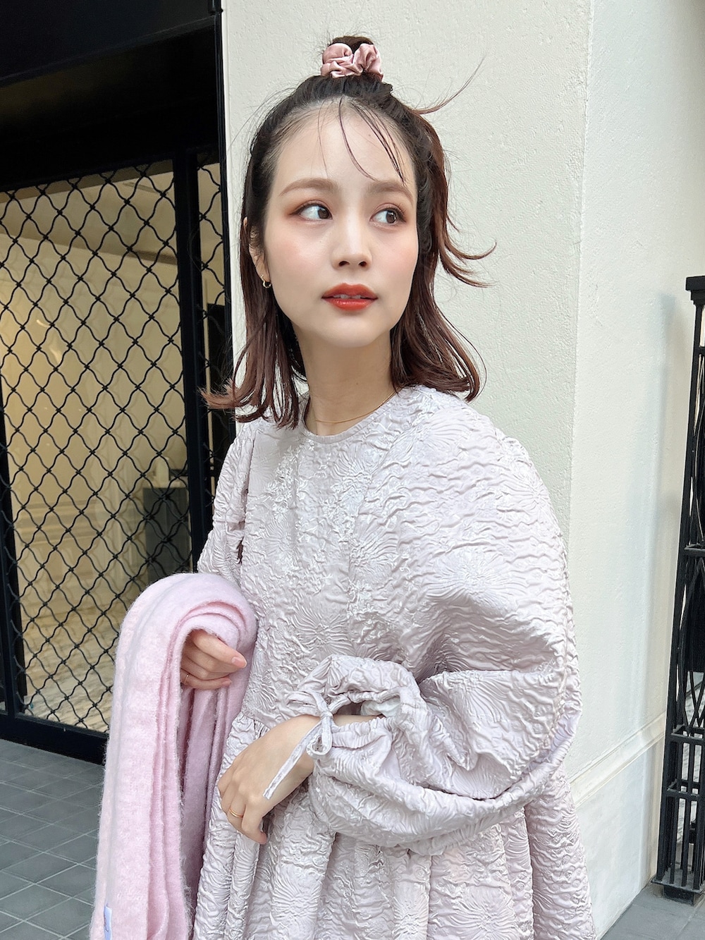 ホワイト系のその他パンツ、ゴールド系のバレエシューズ、パープル系のシャツ/ブラウスを着用したレディースの秋コーディネートの2枚目の写真