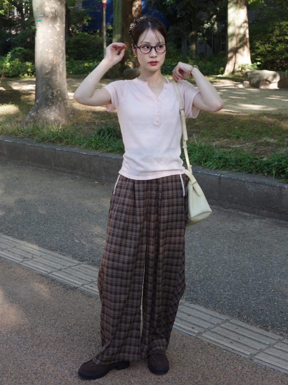 ブラウン系のその他パンツ、ブラウン系のローファー、イエロー系のショルダーバッグを着用したレディースの夏コーディネートの2枚目の写真