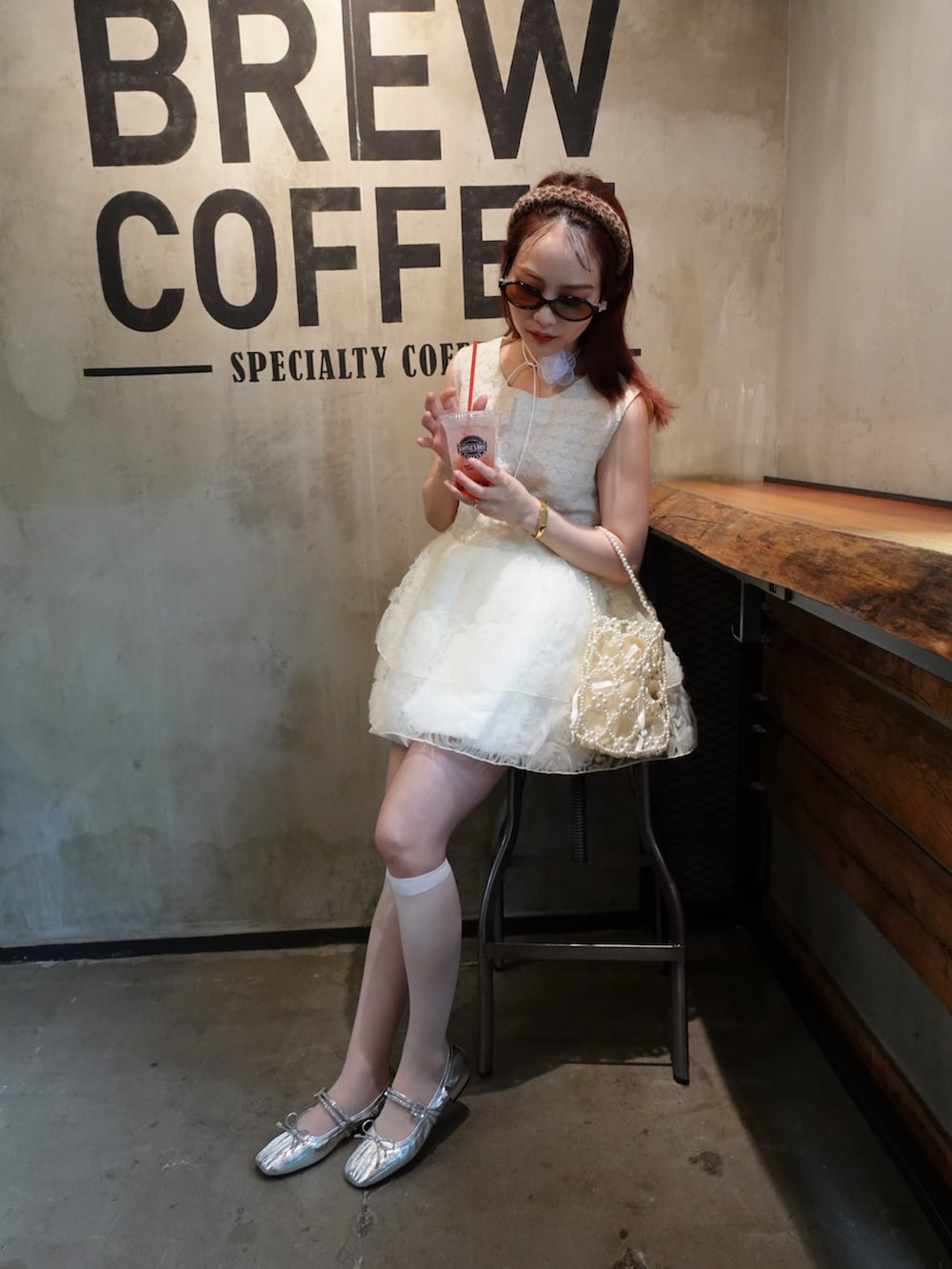 「シンプル、大人かわいい、大人コーデ、150cm台コーデ、ミニバッグ、ガーリーコーデ、大人ガーリー、レーススカート、チュニック、ハイソックス、パンプス、パンプス×靴下、ガーリー、ホワイトコーデ、レオパード」｜「jumelleのmix tiered tunic（チュニック、ベージュ系）」を使った、安中亜美さん（レディース・149cm）の夏コーディネートの2枚目の写真