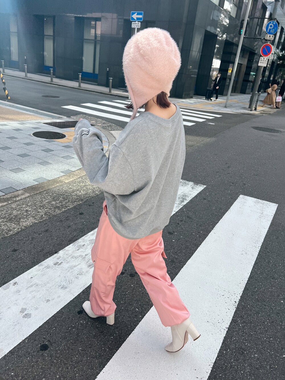 グレー系のスウェット、ホワイト系のブーツ、ピンク系のその他パンツを着用したレディースの秋コーディネートの2枚目の写真