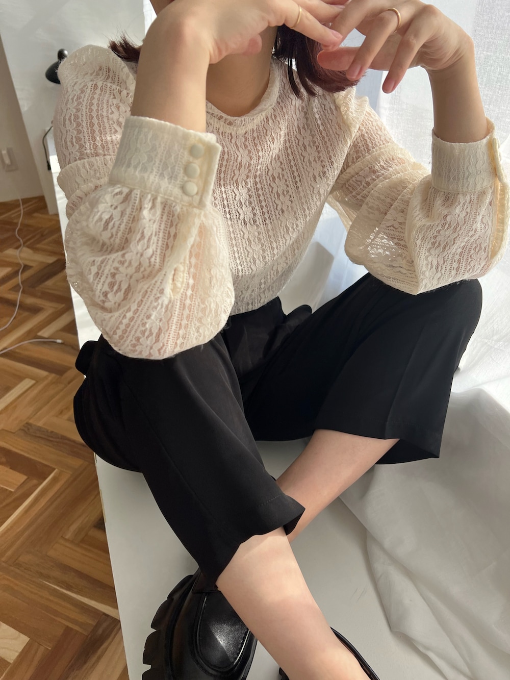 ブラック系のスラックス、ベージュ系のその他トップス、ブラック系のメガネを着用したレディースの秋コーディネートの2枚目の写真