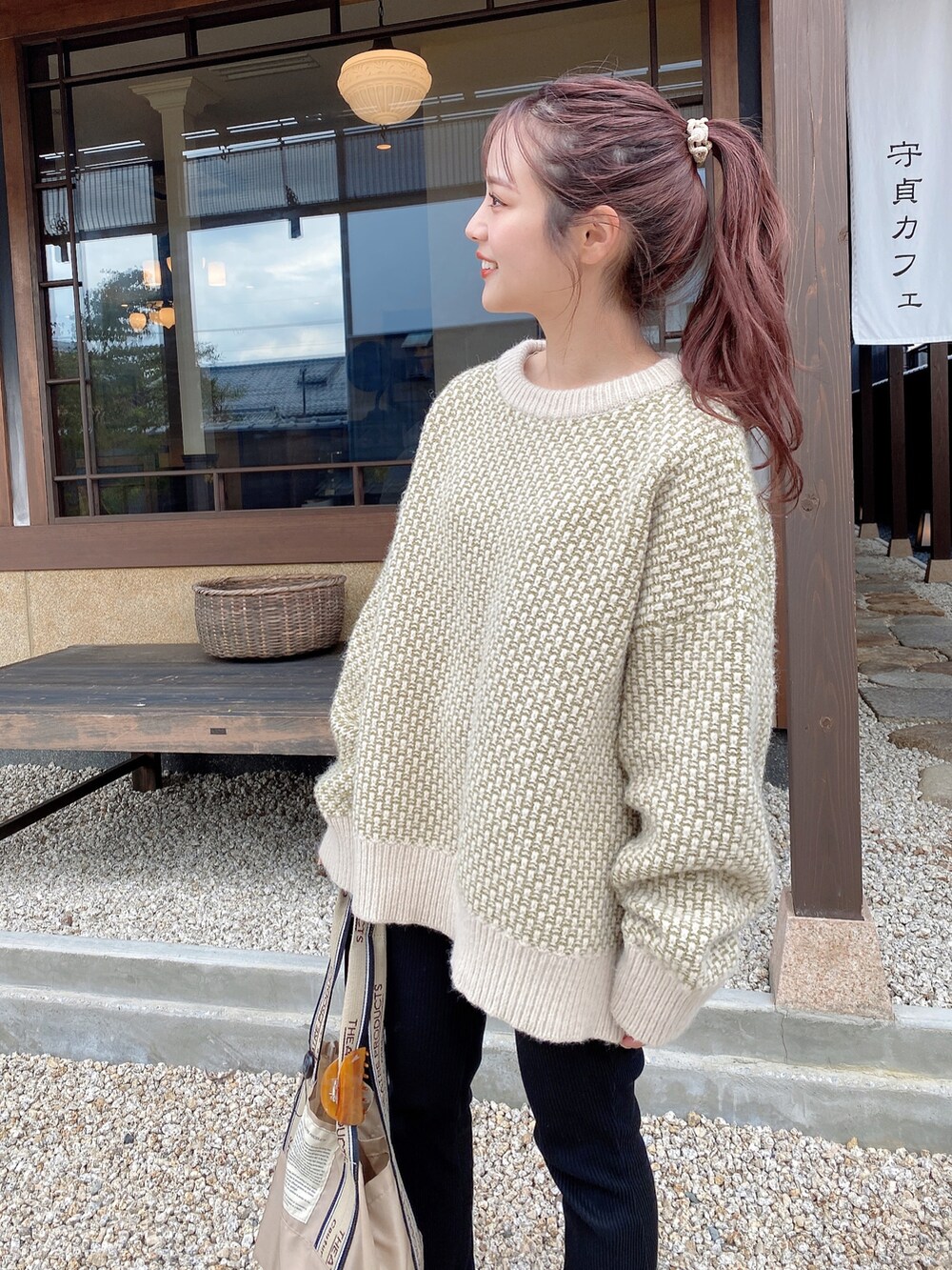 ベージュ系のニット/セーター、ブラック系のその他パンツ、ベージュ系のトートバッグを着用したレディースの秋コーディネートの2枚目の写真