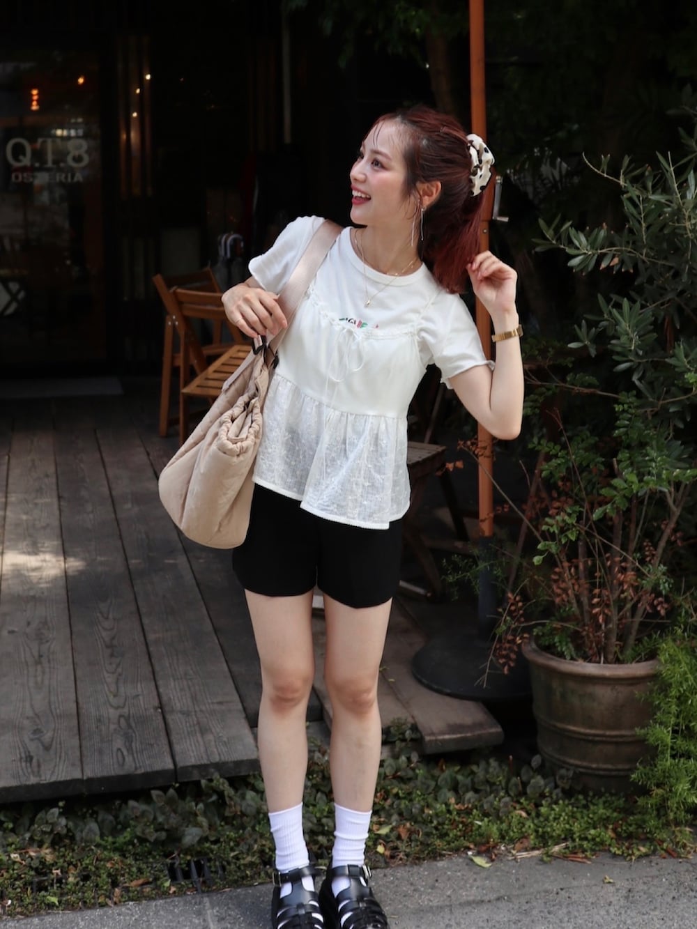 ブラック系のサンダル、ブラック系のその他パンツ、ホワイト系のキャミソールを着用したレディースの夏コーディネートの2枚目の写真