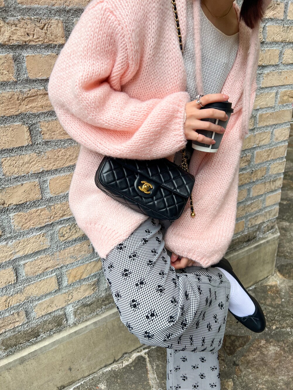 ベージュ系のニット/セーター、ブラック系のスラックス、ピンク系のニットキャップ/ビーニーを着用したレディースの秋コーディネートの2枚目の写真