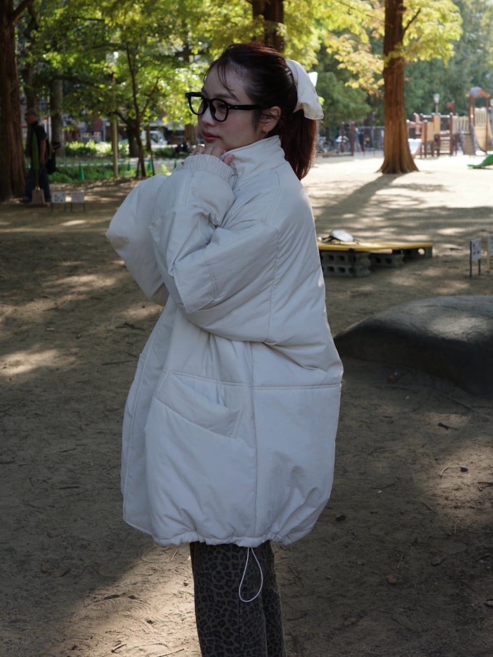 ベージュ系のダウンジャケット/コート、その他のパンツ、ホワイト系のスニーカーを着用したレディースの秋コーディネートの2枚目の写真