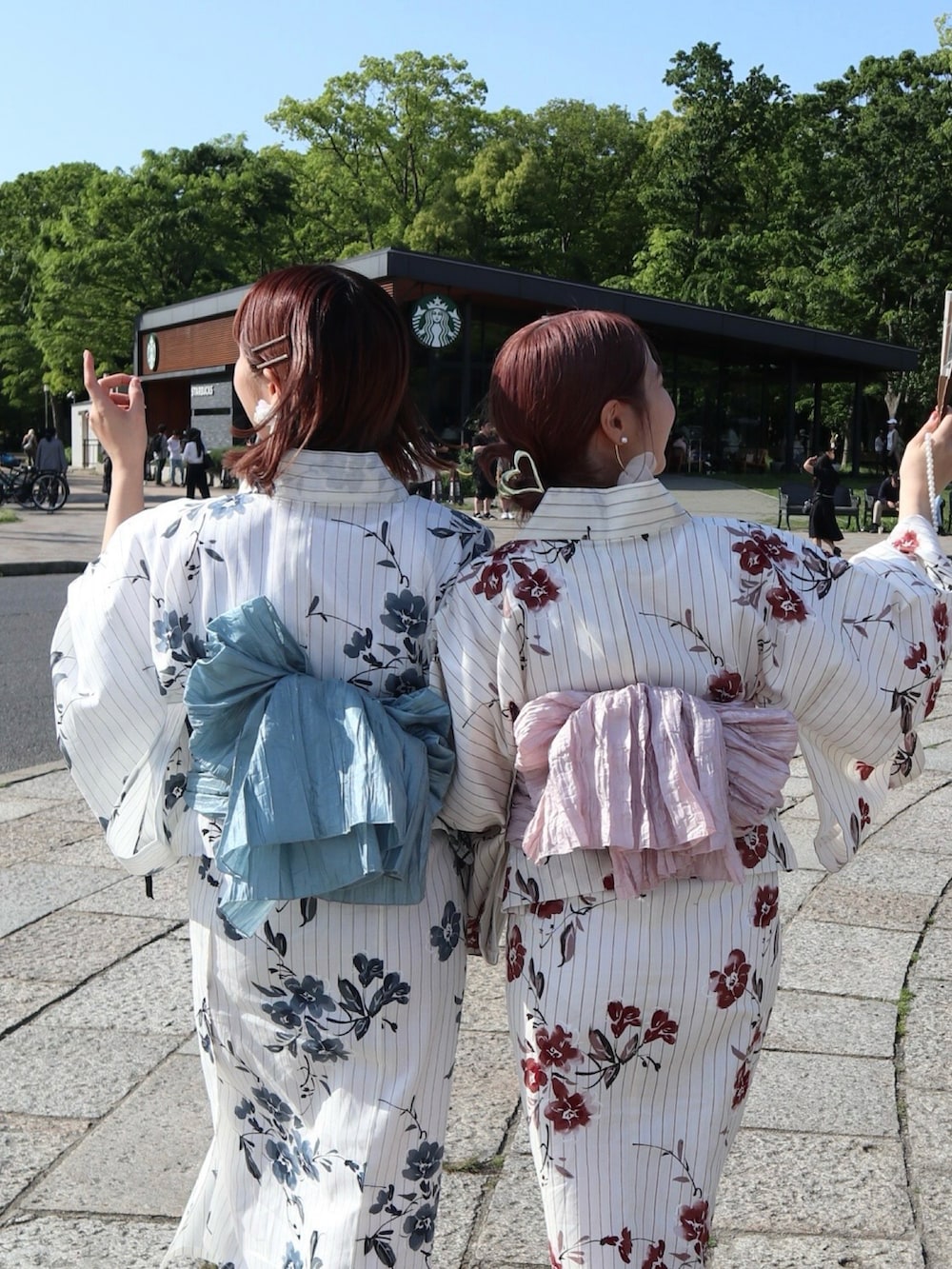 レッド系の浴衣、ホワイト系のピアス（両耳用）を着用したレディースの夏コーディネートの3枚目の写真