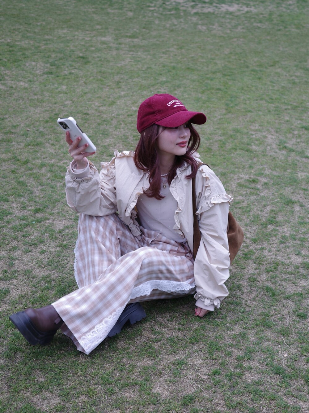 ベージュ系のノーカラージャケット、ベージュ系のその他パンツ、ブラウン系のブーツを着用したレディースの春コーディネートの3枚目の写真