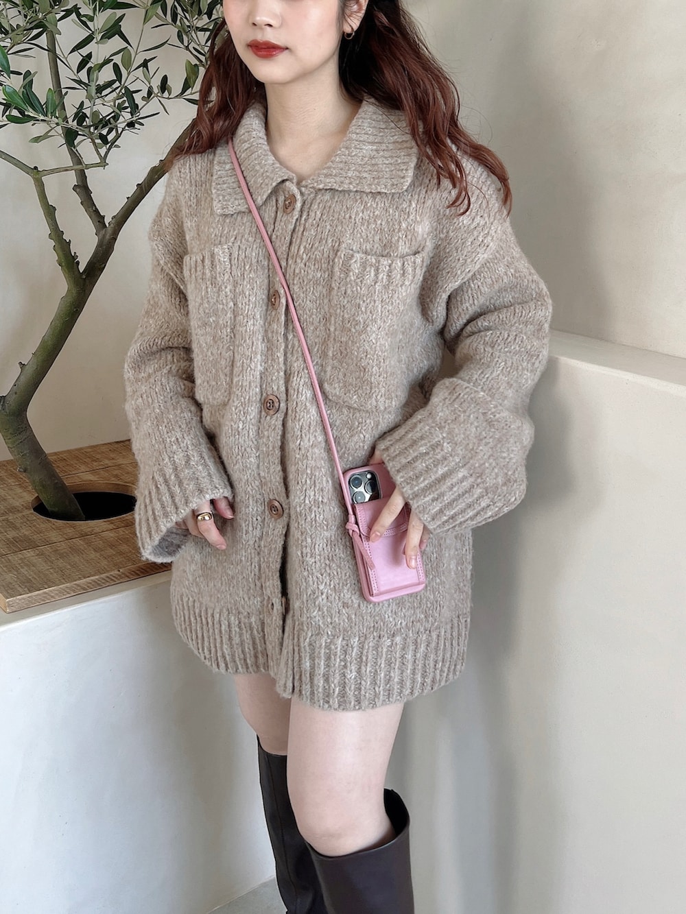 ベージュ系のカーディガン/ボレロ、ホワイト系のその他パンツ、ブラック系のバレッタ/ヘアクリップを着用したレディースの秋コーディネートの2枚目の写真