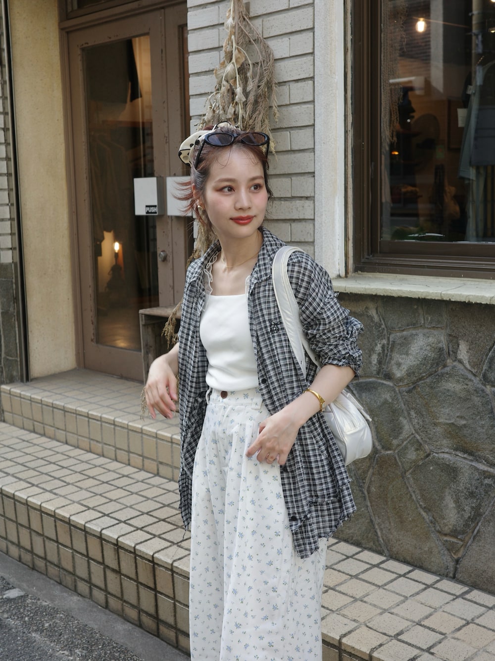 ホワイト系のキャミソール、ホワイト系のパンツ、ブラック系のシャツ/ブラウスを着用したレディースの夏コーディネートの2枚目の写真