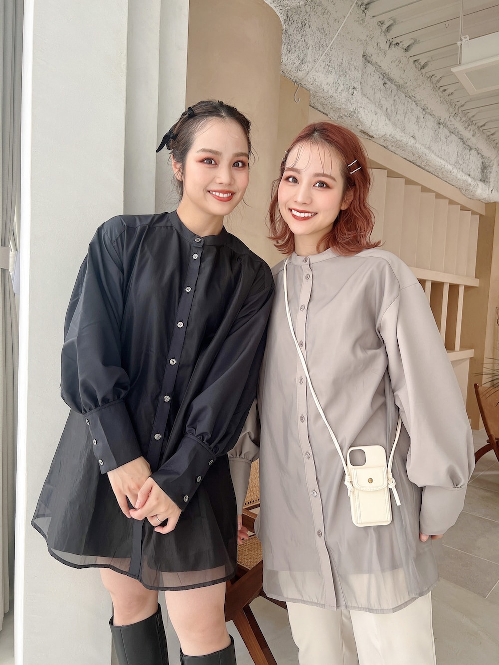 ベージュ系のシャツ/ブラウス、ベージュ系のスラックス、ゴールド系のバレエシューズを着用したレディースの冬コーディネートの2枚目の写真