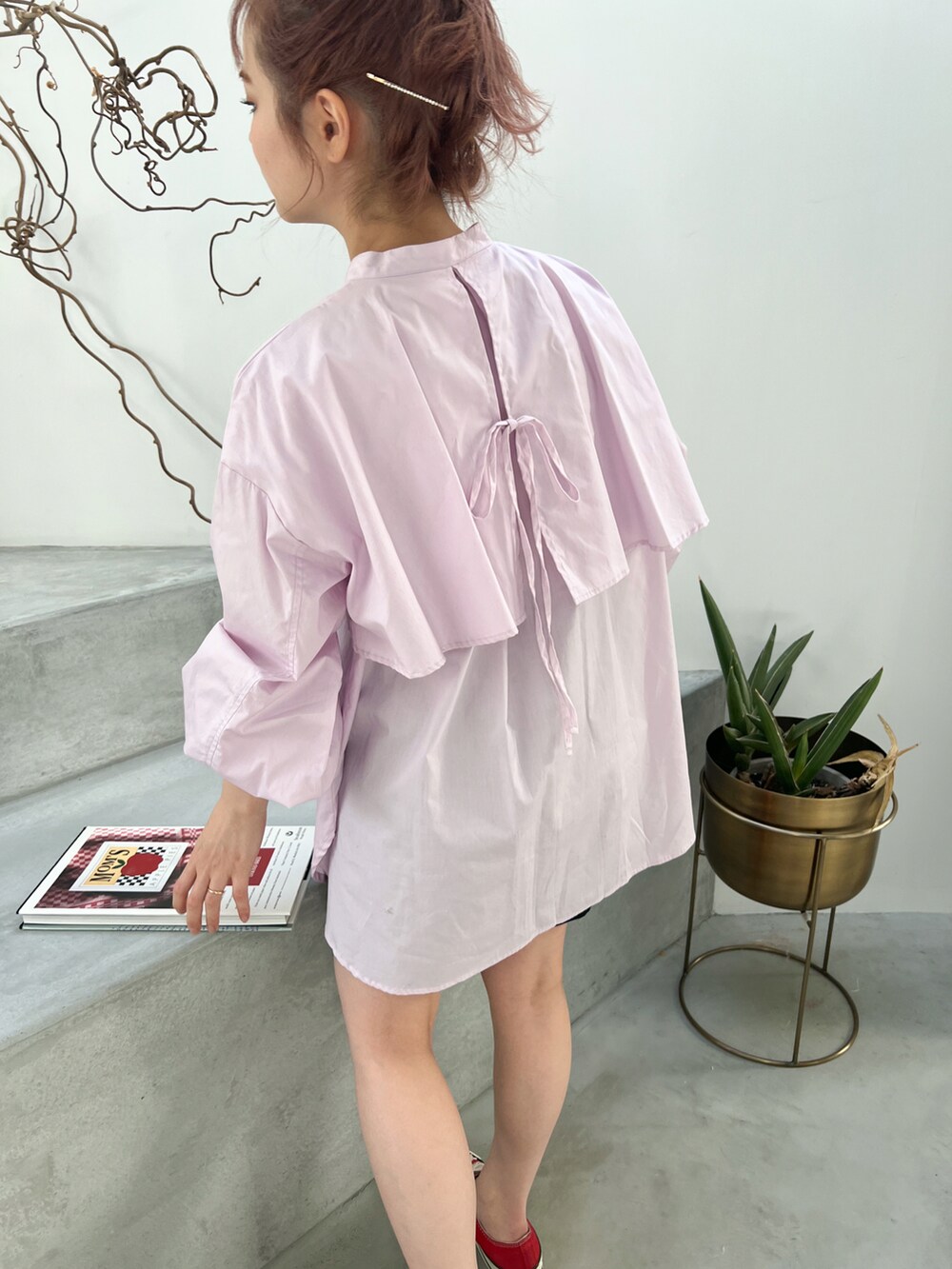 ピンク系のシャツ/ブラウス、ブラック系のその他パンツを着用したレディースの春コーディネートの2枚目の写真