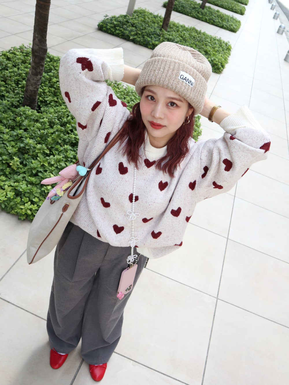 ホワイト系のニット/セーター、グレー系のスラックス、レッド系のバレエシューズを着用したレディースの秋コーディネートの2枚目の写真