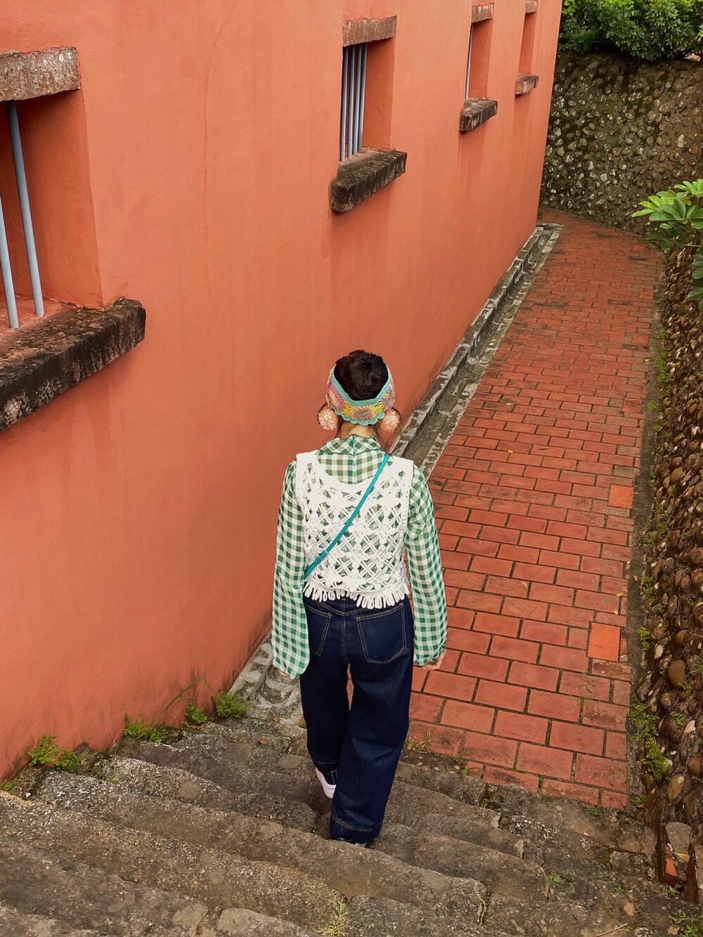 グリーン系のその他トップス、ブルー系のデニムパンツ、グリーン系のショルダーバッグを着用したレディースの秋コーディネートの3枚目の写真