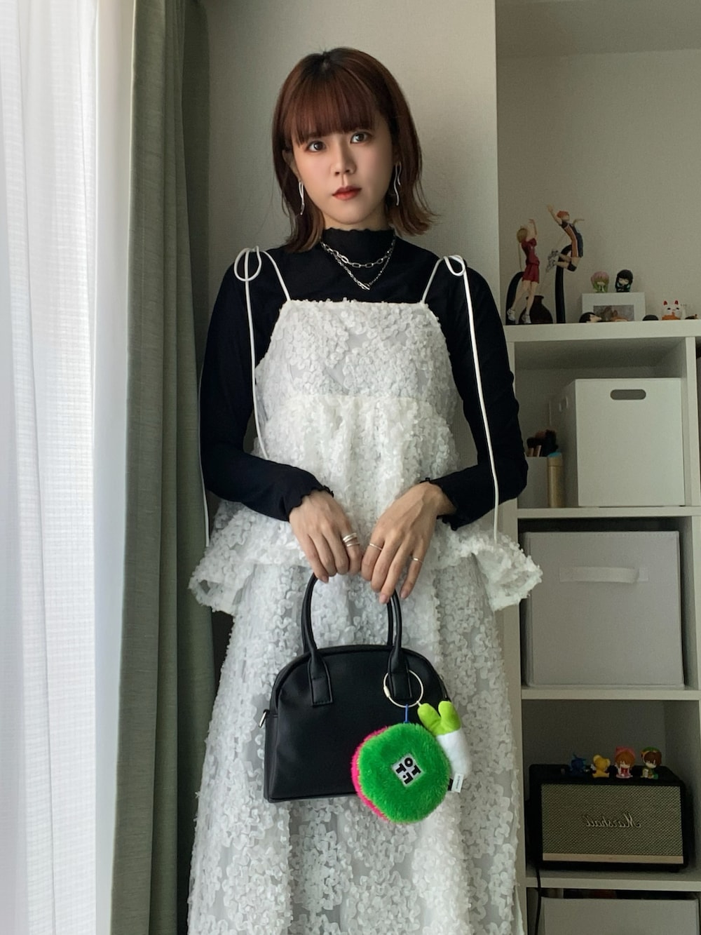 ホワイト系のワンピース、ブラック系のTシャツ/カットソー、ブラック系のスリッポンを着用したレディースの秋コーディネートの2枚目の写真