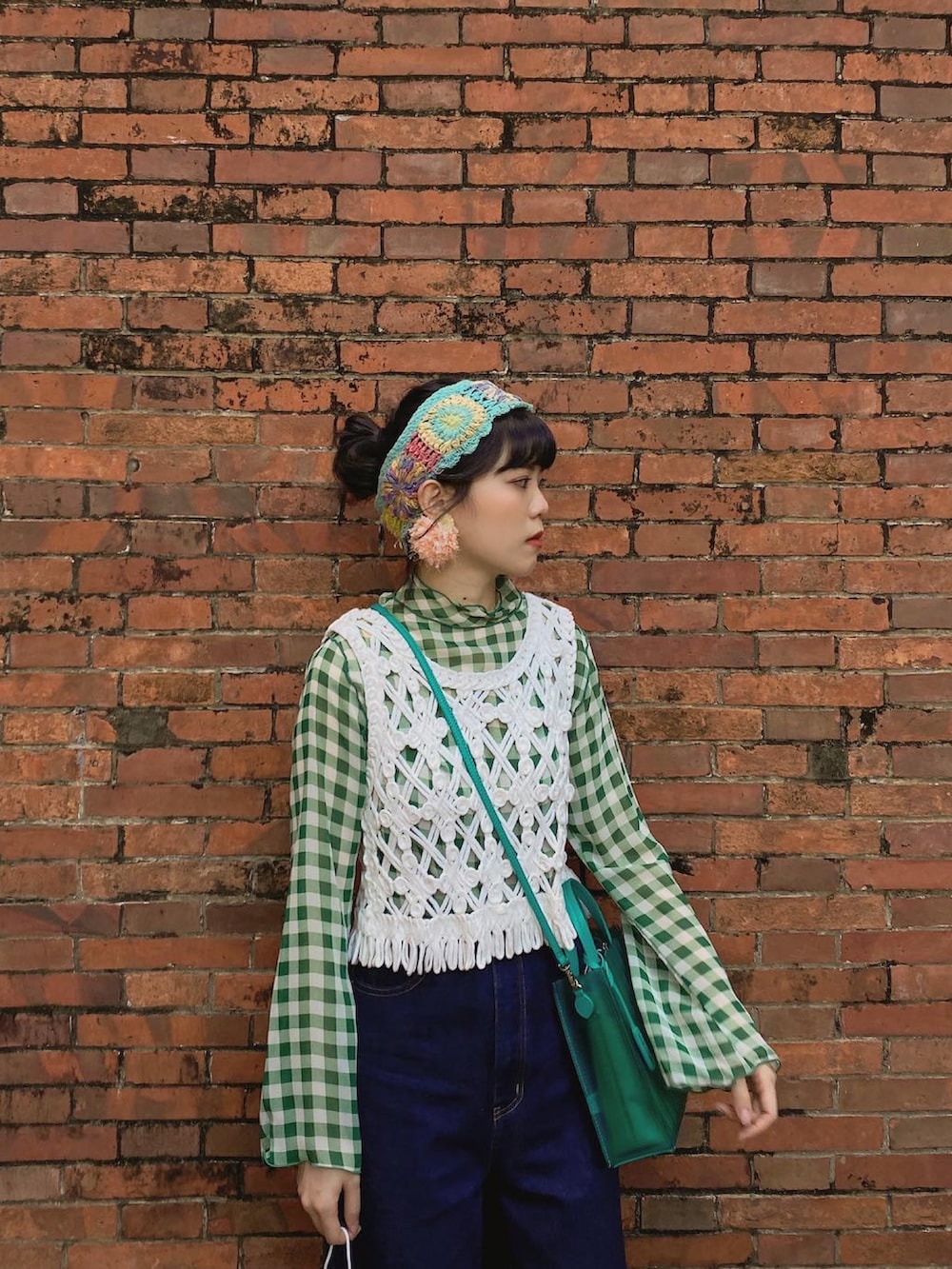 グリーン系のその他トップス、ブルー系のデニムパンツ、グリーン系のショルダーバッグを着用したレディースの秋コーディネートの2枚目の写真