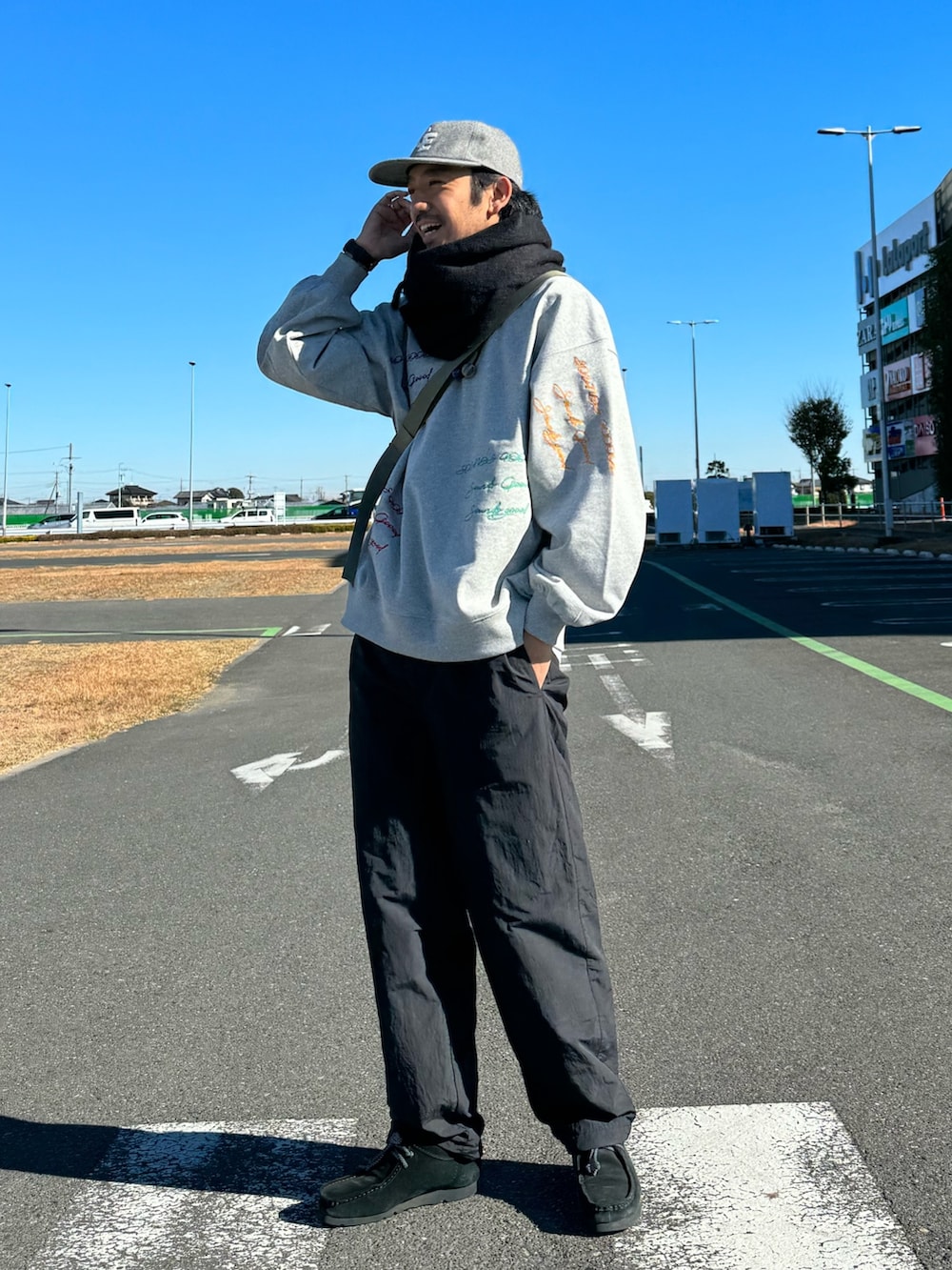 「ストリート、マフラーぐるぐる、スウェット、キャップ、休日スタイル、マイベストコーデ2023、お出かけコーデ、マフラー、秋冬コーデ、冬コーデ、大人カジュアル、刺繍、モノトーン、ゴープコア、革靴」｜「GOODENOUGHのアイテム（キャップ、グレー系）」を使った、sjさん（メンズ・182cm）の冬コーディネートの2枚目の写真
