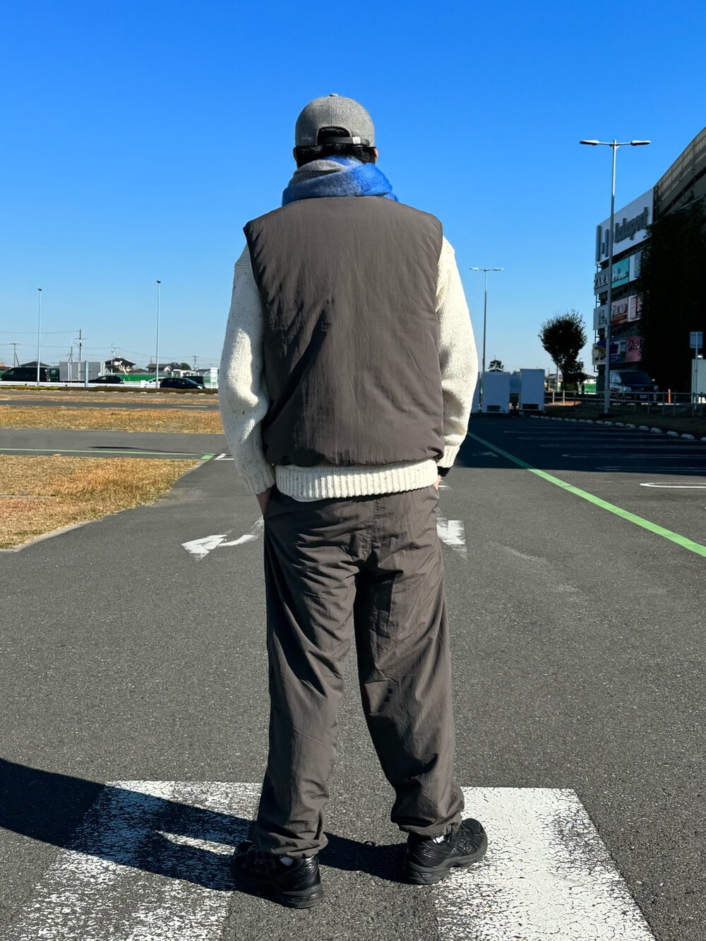 ブラック系のパンツ、ブラック系のスニーカー、ブラック系のジャケット/アウターを着用したメンズの秋コーディネートの3枚目の写真